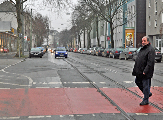 Friedhelm Lueg auf der Oskar-Hoffmann-Strasse SPD-Ratsmitglied Friedhelm Lueg drängt auf eine baldige Sanierung der Oska-Hoffmann-Straße in Bochum