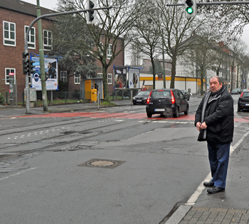 Ratsmitglied Friedhelm Lueg an der Oskar-Hoffmann-Straße.