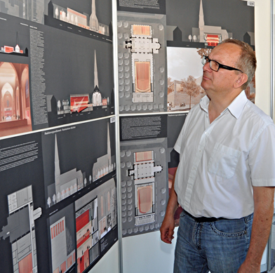 Die Architektenentwürfe für das Musikzentrum Bochum können bis Donnerstag (7. Juni 2012) im Bochumer Rathaus besichtigt werden. Im Bild: Hans Hanke, kulturpolitischer Sprecher der SPD-Ratsfraktion Bochum.