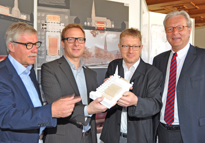 Stadtbaurat Ernst Kratzsch, die Architekten Martin Bez und  Thorsten Kock sowie Kulturdezernent Michael Townsend mit dem Modell des Musikzentrums.
