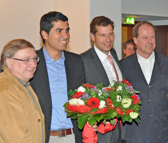 wahlabend-landtagswahl-spd-bochum-fleskes-yueksel-eiskirch-kroeger-2012-05-13 Der Bochumer SPD-Fraktionsvorsitzende Dieter Fleskes (li.) mit den Landtagsabgeordneten Serdar Yüksel (2.v.l.) und Thomas Eiskirch. Rechts im Bild: der stellvertretende Vorsitzende der Bochumer SPD Thorsten Kröger.