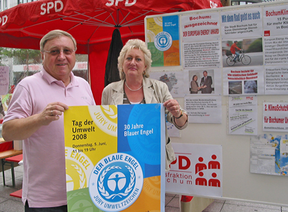 Der Umwelttag 2008 in Bochum fand auf dem Bongard-Boulevard statt. Thema: Der Blaue Umweltengel. Das Foto zeigt Dieter Fleskes (Vorsitzender der SPD-Ratsfraktion) und Christina Knappe (MItglied im Umweltausschuss).