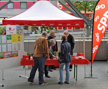 Umwelttag 2012 in Bochum: Der Stand der SPD-Ratsfraktion gleich neben dem Rathaus. Umwelttag 2012 in Bochum: Der Stand der SPD-Ratsfraktion gleich neben dem Rathaus.