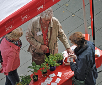 Christina Knappe, Mitglied im Umweltausschuss, und Gabriele Schuh, Mitglied im SPD-Fraktionsvorstand, waren beim Umwelttag dabei. Christina Knappe, Mitglied im Umweltausschuss, und Gabriele Schuh, Mitglied im SPD-Fraktionsvorstand, waren beim Umwelttag dabei.