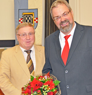 Dieter Fleskes (li.), Vorsitzender der SPD-Ratsfraktion Bochum, und Johannes Schwill nach dessen Vereidigung als Ratsmitglied.