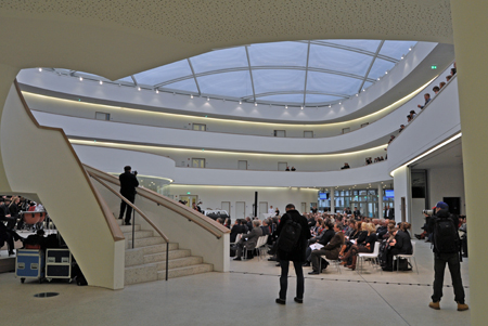 Die Eingangs- und Pausenhalle hat ein Glasdach.