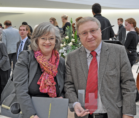 Oberbürgermeisterin Ottilie Scholz und EGR-Aufsichtsratsvorsitzender Dieter Fleskes mit dem symbolischen Schlüssel des Neuen Gymnasiums.