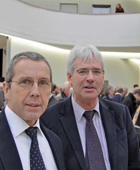 Der bildungspolitische Sprecher der SPD-Ratsfraktion, Ernst Steinbach (li.), und Peter Reinirkens, Vorsitzender des Schulausschusses, nahmen an der feierlichen Schlüsselübergabe teil.