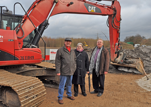 Heute begannen die Arbeiten zum zweiten Bauabschnitt der Ortsumgehung Günnigfeld. Im Bild: Die Ratsmitglieder Reiner Rogall (li.) und Rainer Schug sowie Anna-Maria van den Meulenhof, Mitglied der Bezirksvertretung Wattenscheid.