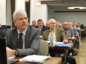 Links im Bild: Fraktionsvorsitzender Dr. Peter Reinirkens während der Opel-Debatte im Rat.