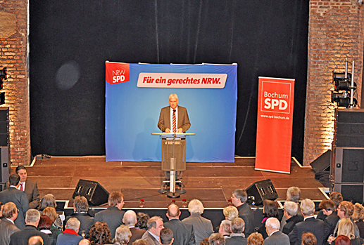 Peter Reinirkens, Vorsitzender der SPD-Ratsfraktion Bochum begrüßte die Gäste im Dampfgebläsehaus. 2013 werde es unter anderem darum gehen, in `enger Zusammenarbeit von Industrie- und Handelskammer, Opel AG, Gewerkschaften, Stadt und Land Entwicklungsperspektiven zu eröffnen, wie wir möglichst viele Arbeitsplätze erhalten´, sagte Reinirkens. Peter Reinirkens, Vorsitzender der SPD-Ratsfraktion Bochum begrüßte die Gäste im Dampfgebläsehaus. 2013 werde es unter anderem darum gehen, in `enger Zusammenarbeit von Industrie- und Handelskammer, Opel AG, Gewerkschaften, Stadt und Land Entwicklungsperspektiven zu eröffnen, wie wir möglichst viele Arbeitsplätze erhalten´, sagte Reinirkens