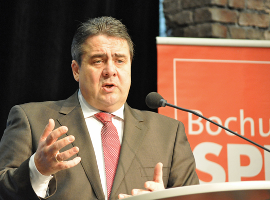 SPD-Vorsitzender Sigmar Gabriel machte sich in Bochum für eine bessere finanzielle Ausstattung der Kommunen stark. SPD-Vorsitzender Sigmar Gabriel machte sich in Bochum für eine bessere finanzielle Ausstattung der Kommunen stark.