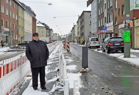 Ratsmitglied Friedhelm Lueg auf der Oskar-Hoffmann-Straße in Bochum. Mit der Erneuerung der Straße kann begonnen werden.