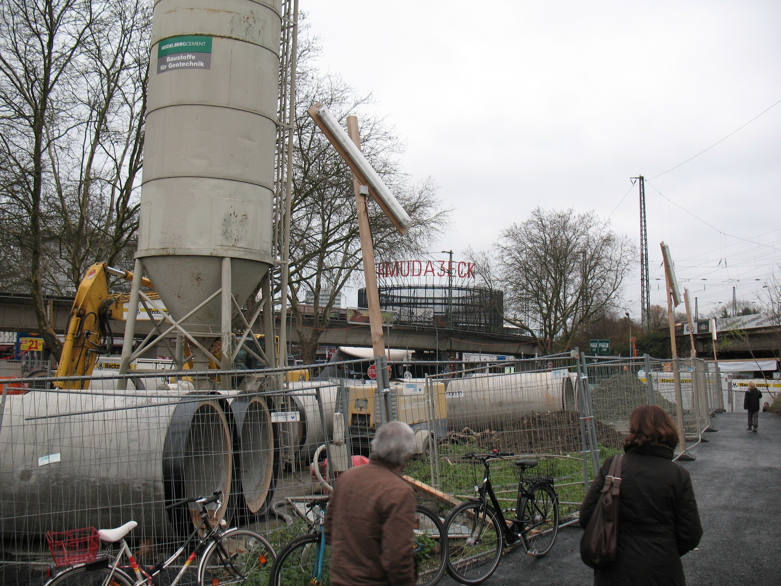 Kräftig gebaut wird derzeit an der Erschließung des Gebietes City-Tor Süd zwischen Viktoriastraße und Bessemer Straße. Aktuell lässt die Stadt die Kanalisation legen. Das allein kostet rund fünf Mio. Euro. Rund 2,3 Mio. Euro stehen im Etat 2014 für den sich anschließenden Straßenbau zur Verfügung. Kräftig gebaut wird derzeit an der Erschließung des Gebietes City-Tor Süd zwischen Viktoriastraße und Bessemer Straße. Aktuell lässt die Stadt die Kanalisation legen. Das allein kostet rund fünf Mio. Euro. Rund 2,3 Mio. Euro stehen im Etat 2014 für den sich anschließenden Straßenbau zur Verfügung.