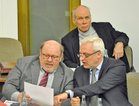 Wirtschaftsminister Garrelt Duin (re.) sicherte Bochum die Unterstützung der NRW-Landesregierung zu. Links im Bild: Prof. Rolf Heyer von NRW.Urban, dahinter Bezirksbürgermeister Bochum-Mitte Dieter Heldt.  