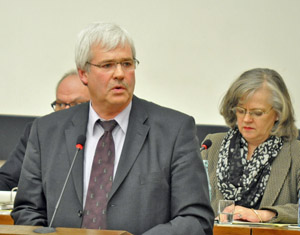 SPD-Fraktionsvorsitzender Peter Reinirkens heute im Rat. Rechts: Oberbürgermeisterin Ottilie Scholz.