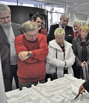 Im Technischen Rathaus hat die Stadt im Februar die Wettbewerbsbeiträge ausgestellt. Die SPD-Fraktion hat sie sich am 17. Februar angeschaut.