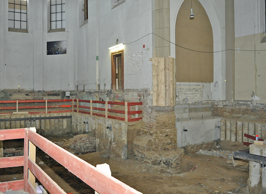 Blick in die Marienkirche gestern Nachmittag: Die Fundamente sind freigelegt. In der ehemaligen Kirche wird der Eingangsbereich zum Musikforum untergebracht. Doch vor allem wird sie selbst ein eigenständiger Aufführungsort im Ensemble des Anneliese Brost Musikforums Ruhr sein. Blick in die Marienkirche gestern Nachmittag: Die Fundamente sind freigelegt. In der ehemaligen Kirche wird der Eingangsbereich zum Musikforum untergebracht. Doch vor allem wird sie selbst ein eigenständiger Aufführungsort im Ensemble des Anneliese Brost Musikforums Ruhr sein.