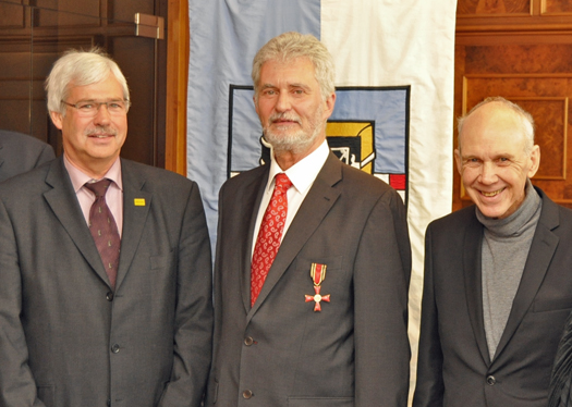 Hermann Päuser (Mi.) erhielt gestern das Bundesverdienstkreuz. Es gratulierten der Vorsitzende der SPD-Fraktion Dr. Peter Reinirkens (l.) und der Bürgermeister des Bezirks Bochum Mitte Dieter Heldt. Hermann Päuser (Mi.) erhielt gestern das Bundesverdienstkreuz. Es gratulierten der Vorsitzende der SPD-Fraktion Dr. Peter Reinirkens (l.) und der Bürgermeister des Bezirks Bochum Mitte Dieter Heldt.