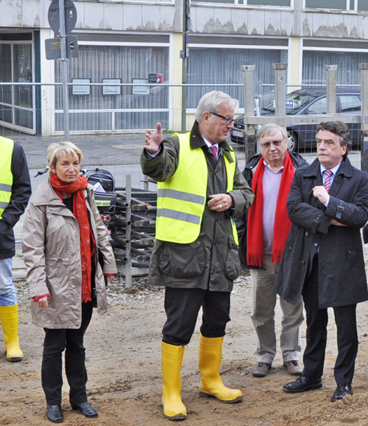 Kulturdezernent Michael Townsend (2.v.l.) begrüßte NRW-Bauminister Michael Groschek (re.) auf der Baustelle des Musikforums Ruhr. Begleitet wurde der Minister unter anderem von Martina Schmück-Glock (stadtentwicklungspolitische Sprecherin der SPD-Fraktion) und dem stellvertretenden Fraktionsvorsitzenden Dieter Fleskes. Kulturdezernent Michael Townsend (2.v.l.) begrüßte NRW-Bauminister Michael Groschek (re.) auf der Baustelle des Musikforums Ruhr. Begleitet wurde der Minister unter anderem von Martina Schmück-Glock (stadtentwicklungspolitische Sprecherin der SPD-Fraktion) und dem stellvertretenden Fraktionsvorsitzenden Dieter Fleskes.