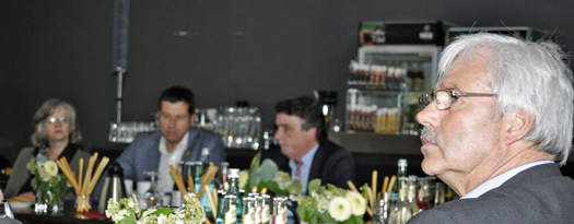 Das Treffen mit NRW-Minister Michael Groschek begann im Pumpenhaus an der Jahrhunderthalle. Rechts: Dr. Peter Reinirkens, Vorsitzender der SPD-Ratsfraktion. Das Treffen mit NRW-Minister Michael Groschek begann im Pumpenhaus an der Jahrhunderthalle. Rechts: Dr. Peter Reinirkens, Vorsitzender der SPD-Ratsfraktion.