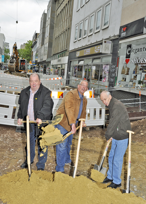 Die Stadt Bochum erneuert die Kortumstraße. Zum symbolischen Spatenstich auf dem Stück zwischen Südring und Kerkwege setzten heute Mittag auch die Ratsmitglieder Friedhelm Lueg (Ausschuss für Wirtschaft, Infrastruktur- und Stadtentwicklung) und Reiner Rogall (Umwelt- und Verkehrsausschuss) sowie Bezirksbürgermeister Dieter Heldt (v.l.) an. In dem Bereich hatten die Stadtwerke bereits eine Fernwärmeleitung verlegt. Jetzt wird die Oberfläche hergestellt und mit Lichtstelen versehen. Die Kosten belaufen sich auf rund 550.000 Euro. Mit einer "Pause" während Bochum Total Anfang Juli werden die Arbeiten etwa bis Ende September dauern.