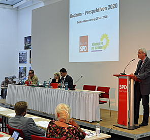 SPD-Fraktionsvorsitzender Dr. Peter Reinirkens (r.) wirbt um Zustimmung zum Entwurf des Koalitionsvertrages.