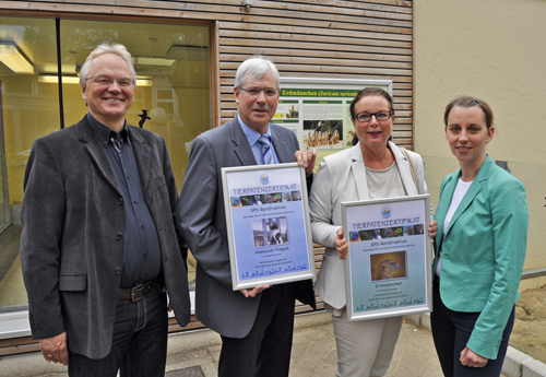 Im Bild (v.l.): Tierpark-Leiter Ralf Slabik, Fraktionsvorsitzender Dr. Peter Reinirkens sowie die Ratsmitglieder Silvia Wilske und Deborah Steffens