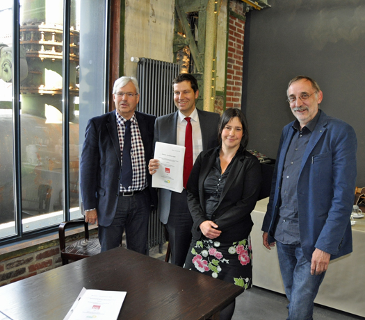 Setzten heute ihre Unterschriften unter den Koalitionsvertrag (v.l.): Dr. Peter Reinirkens, Thomas Eiskirch, Ditte Gurack und Manfred Preuß.