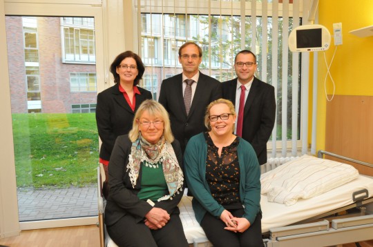 Bürgermeisterin Gabriela Schäfer (SPD, vorne links) ließ sich von Stationsleiterin Karoline Bahl (vorne rechts) sowie Oberärztin Dr. Stephanie Goldhammer (v.l.), Geschäftsführer Johannes Schmitz und Prof. Dr. Peter Zahn, Direktor der Klinik für Palliativmedizin, die neue Palliativstation zeigen.