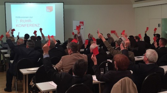 Die Delegierten der 7. Ruhrkonferenz der RuhrSPD stimmen für den Koalitionsvertrag für den Regionalverband Ruhr (RVR)