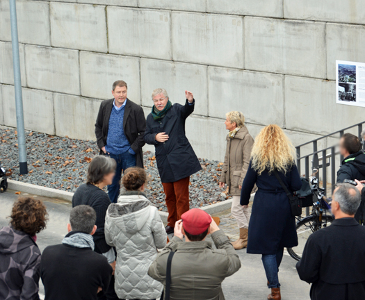 Stadtbaurat Ernst Kratzsch (Mi.) erläutert die Konzeption des Projekts, das im Rahmen des Stadtumbaus West umgesetzt wurde.
