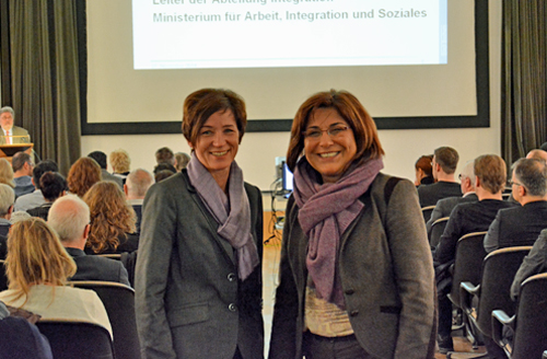 "Integration von Flüchtlingen - Perspektiven erwünscht" lautet der Titel der achten Bochumer Integrationskonferenz. Die eintägige Konferenz wurde am Donnerstag (27. November) von Oberbürgermeisterin Dr. Ottilie Scholz eröffnet. Im Bild (v.l.): Ratsmitglied Susanne Mantesberg, Mitglied des Integrationsrates, und Khonaf Hajo (Vorsitzende des Integrationsrates).