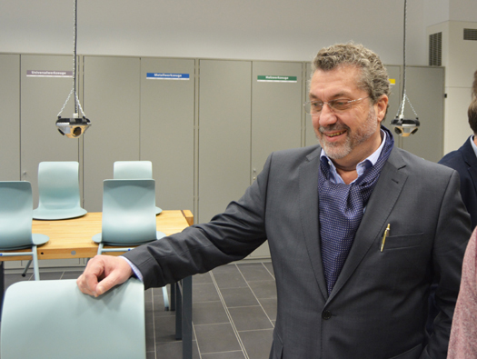 Ratsmitglied Gerd Lichtenberger beim Rundgang durch die sanierte Hans-Böckler-Realschule Bochum.