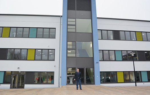 Vor der sanierten Hans-Böckler-Schule in Bochum: Ratsmitglied Gerd Lichtenberger.