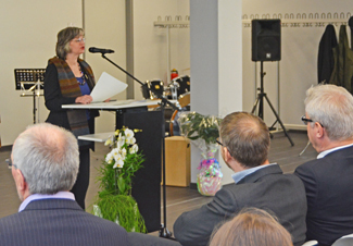 Oberbürgermeisterin Dr. Ottilie Scholz weiht die sanierte Hans-Böckler-Realschule in Bochum ein.