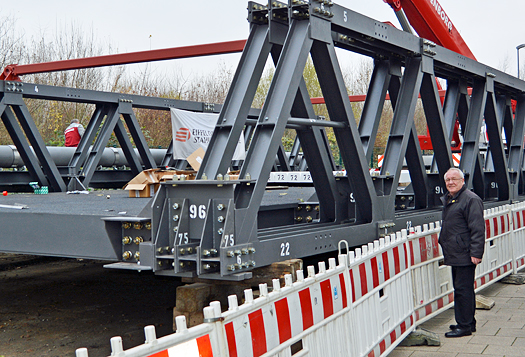 In wenigen Tagen soll die Von-Waldthausen-Brücke in Bochum auf ihre Widerlager gelegt werden. Autos können dann die darunter liegende Bahnstrecke wieder überqueren. Im Bild: Ratsmitglied Reiner Kühlborn. (5. Dezember 2014)