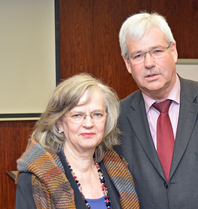 Oberbürgermeisterin Dr. Ottilie Scholz hat am heutigen Donnerstag (15. Januar 2015) ihr Entscheidung bekannt gegeben, sie werde im Herbst 2015 nicht wieder zur OB-Wahl antreten. Vor der SPD-Ratsfraktion erläuterte sie heute ihre Entscheidung; rechts im Bild: Fraktionsvorsitzender Dr. Peter Reinirkens.