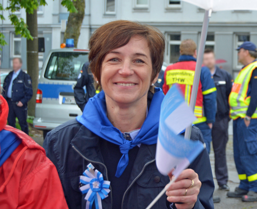 627. Maibendfest in Bochum: SPD-Ratsmitglied Susanne Mantesberg auf dem Kirmesplatz an der Castroper Straße. Hier sammelten sich die Teilnehmerinnen und Teilnehmer vor dem Festumzug durch die Innenstadt.