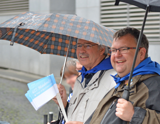Fraktionsvorsitzender Peter Reinirkens (li.) und Ratsmitglied Jörg Czwikla am Samstag (25. April 2015) beim Umzug (hier auf der Brückstraße auf dem Weg durch zur Beckporte) im Rahmen des 627. Maiabendfestes in Bochum.