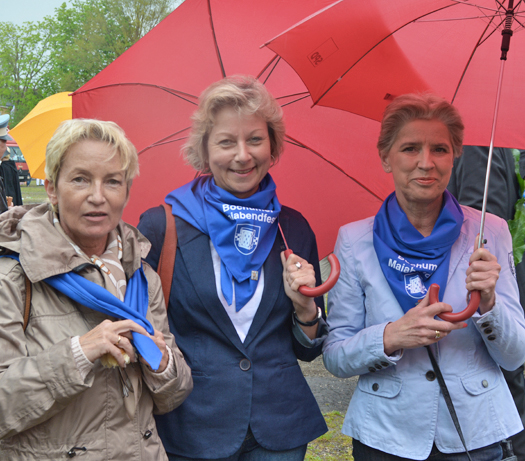 627. Maiabendfest: Die Ratsmitglieder Martina Schmück-Glock, Martina Schnell und Gabriele Schuh (v.l.) auf dem Festplatz an der Castroper Straße.