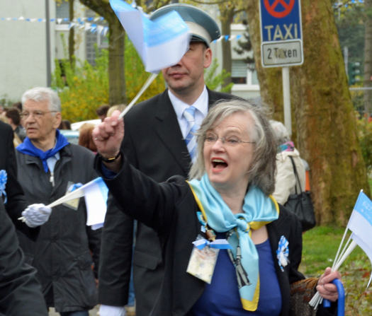 Oberbürgermeisterin Dr. Ottilie Scholz beim 627. Maiabendfest am Samstag (25. April 2015), hier in Bochum-Harpen auf dem Weg ins Bockholt.