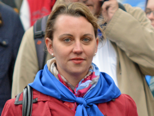 SPD-Ratsmitglied Deborah Steffens beim 627. Maiabendfest in Bochum, hier beim Rückmarsch von Harpen in den Innenstadt (25. April 2015)