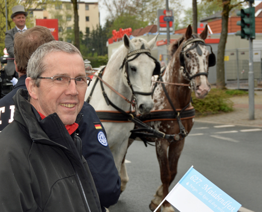 627. Maiabendfest in Bochum: Das Harpener Ratsmitglied Ernst Steinbach erwartete den Festzug auf dem Harpener Hellweg / Ecke Maischützenstraße (25. April 2015).