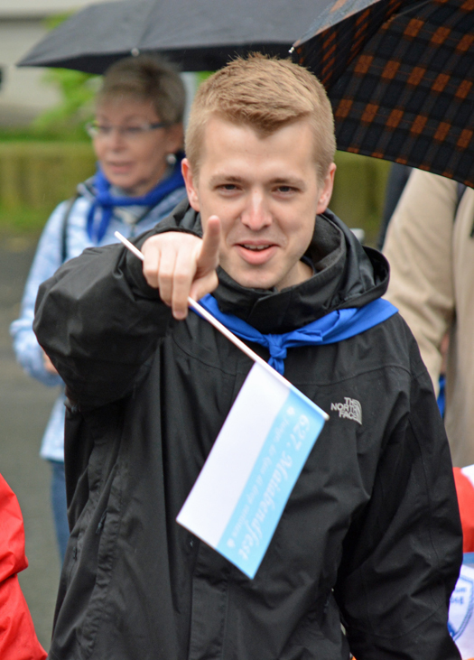 SPD-Ratsmitglied Jonathan Ströttchen beim Umzug im Rahmen des 627. Maiabendfestes in Bochum am Samstag (25. April 2015)