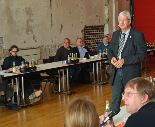 Peter Reinirkens (stehend) ist Vorsitzender der SPD-Ratsfraktion Bochum.