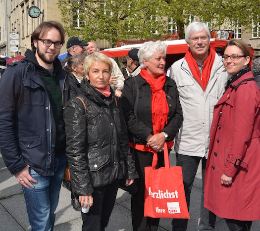Maikundgebung 2015 auf dem Willy-Brandt-Platz vor dem Rathaus: "Die Arbeit der Zukunft gestalten wir!" Diese Ansage der Gewerkschaften steht heute als Leitgedanke über den Aktivitäten rund um den Tag der Arbeit. Auf dem Willy-Brandt-Platz dabei waren SPD-Ratsmitglieder, unter anderem (v.l.) Bastian Hartmann, Martina Schmück-Glock, Christina Knappe, Fraktionsvorsitzender Peter Reinirkens und Deborah Steffens.