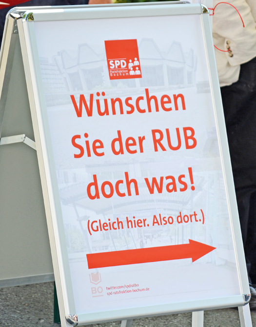 Die SPD-Ratsfraktion Bochum mit der Aktion "Wünschen Sie der RUB doch was!"