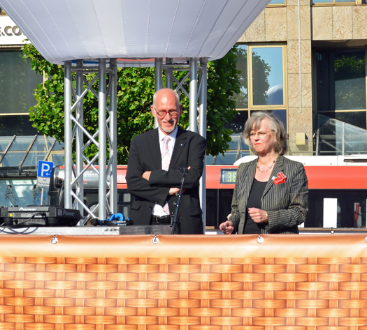 Nach der Blaupause  gab es die Blaue Stunde auf dem Willy-Brandt-Platz. Im Bild: RUB-Rektor Elmar Weiler und Oberbürgermeisterin Ottilie Scholz