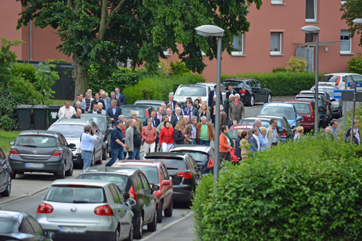 Am Dienstagabend hatte die Friedrich-Ebert-Stiftung (Landesbüro NRW) zu einem Quartiersrundgang durch die Flüsse-Siedlung in Grumme eingeladen.